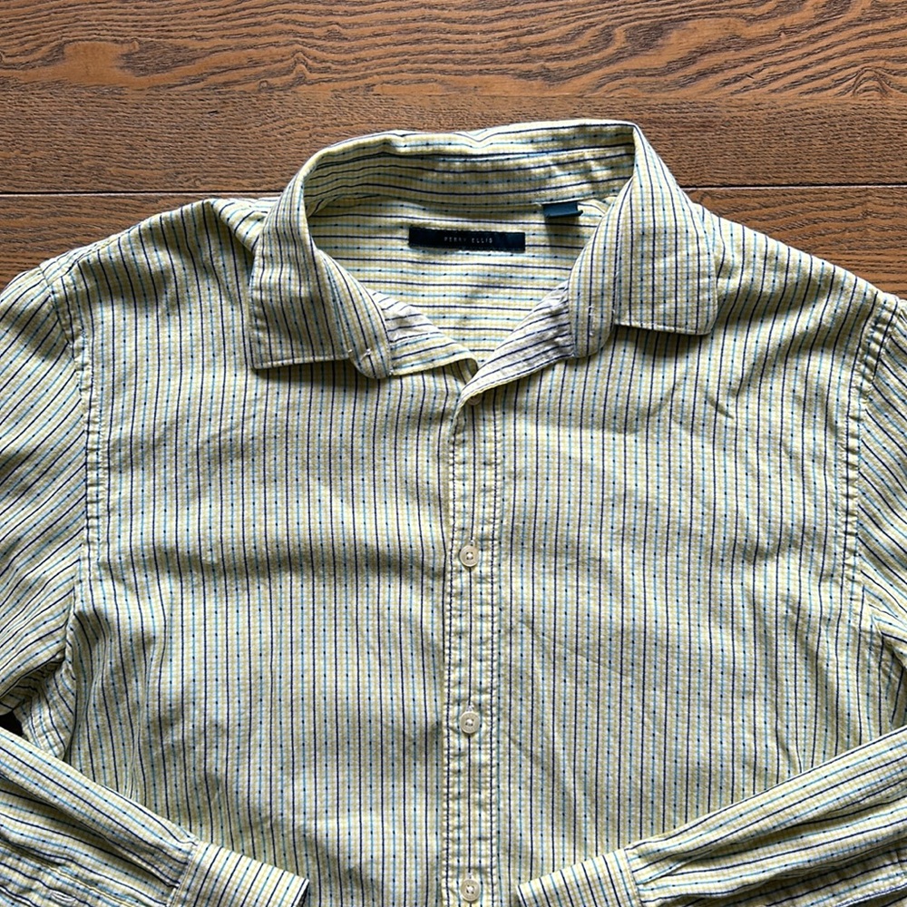 PERRY ELLIS - Large Button Down - Picture 2 of 6